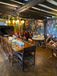 The Kentford في Kentford: غرفة طعام مع طاولة وكراسي طويلة