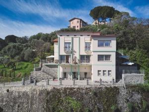 ein Haus auf einem Hügel mit einem Haus oben in der Unterkunft Villa dei Poeti in La Spezia