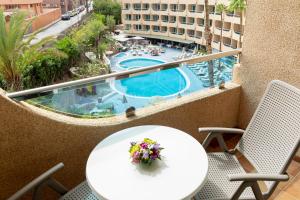 The swimming pool at or close to MUR Apartamentos Buenos Aires Gran Canaria