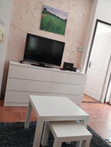 TV a/nebo společenská místnost v ubytování Apartman Šumski San
