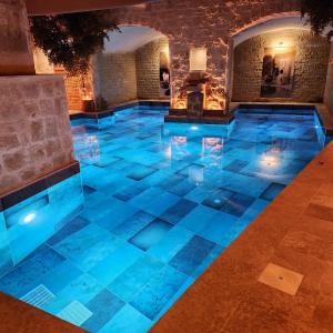 Una piscina en una casa con luces azules. en Fresco Cave Suites Cappadocia en Ürgüp