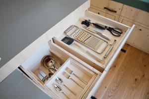 un cajón de madera con tijeras y otras herramientas en Sleep Space 3 - Salemer See, en Salem