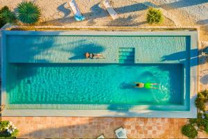 Bazén v ubytovaní Villa Monserrat by Abahana Luxe alebo v jeho blízkosti