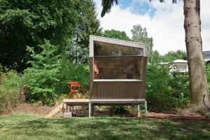 a tiny house sitting on a bench next to a tree at Sleep Space 4 - Salemer See in Salem