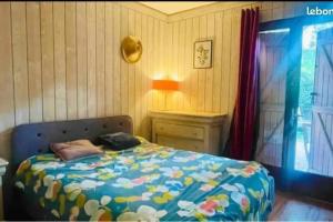 una camera da letto con un letto con un piumone blu di Villa élégante à La Teste-de-Buch avec piscine privée a La Teste-de-Buch Altre 3 foto
