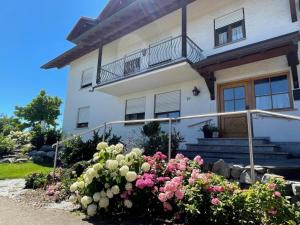 une maison avec un bouquet de fleurs devant elle dans l'établissement Bergchalet Mirabell - Hofgut, à Friedrichshafen