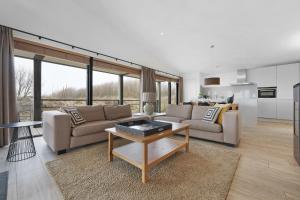 アウウドルプにあるLuxury Beach Villa 6p - 10m van het Grevelingenmeer - Villa 17のソファ2つとテーブルのあるリビングルーム