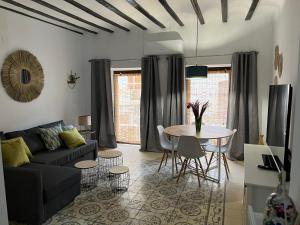un soggiorno con divano e tavolo di MINAS CENTRO a Úbeda