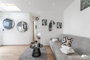 ein Wohnzimmer mit Sofa und Tisch in der Unterkunft MBA Levallois Splendide Appart - Proche Paris in Levallois-Perret + 40 Fotos