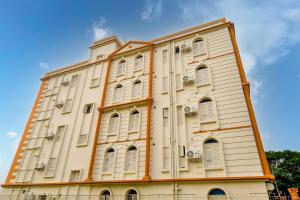 um grande edifício com persianas brancas em Hotel Mahal em kolkata