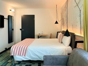 Rúm í herbergi á Nonanteneuf appart hōtel Sierre - contactless check-in