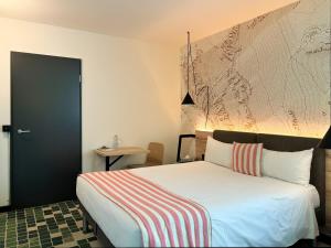 Rúm í herbergi á Nonanteneuf appart hōtel Sierre - contactless check-in