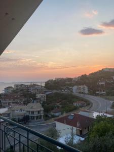 uma vista para a cidade ao pôr-do-sol a partir de uma varanda em Όμορφο διαμέρισμα με εκπληκτική θέα em Menídion