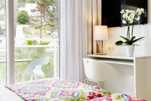 מיטה או מיטות בחדר ב-Grupotel Ibiza Beach Resort - Adults Only
