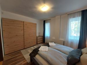 Un dormitorio con una cama grande y una ventana en Color Home en Veszprém