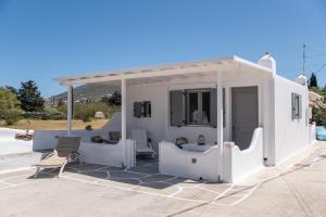 帕罗奇亚Bonzoe #5的白色的房子,设有门廊和椅子