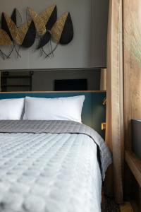 um quarto com uma cama com borboletas pretas e douradas na parede em Four Sisters Luxury Rooms in Siauliai em Siauliai