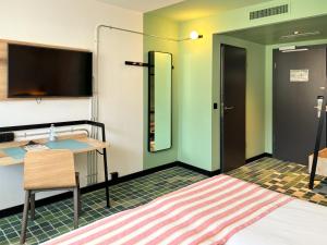 Sjónvarps- og/eða afþreyingartæki á Nonanteneuf appart hōtel Sierre - contactless check-in