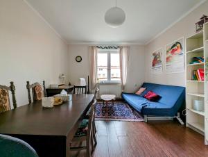 克拉科夫的住宿－Urzędnicza 23 by Homeprime，客厅配有蓝色的沙发和桌子