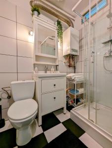 克拉科夫的住宿－Urzędnicza 23 by Homeprime，白色的浴室设有卫生间和淋浴。