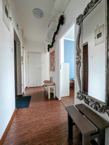 克拉科夫的住宿－Urzędnicza 23 by Homeprime，墙上有镜子的房间和长凳