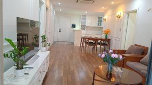 - un salon avec un canapé et une table dans l'établissement Goldmark city 3PN sang trọng, à Hanoï
