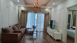 - un salon avec un canapé et une table dans l'établissement Goldmark city 3PN sang trọng, à Hanoï