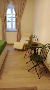 ein Wohnzimmer mit einem Tisch, Stühlen und einem Sofa in der Unterkunft L'Arco Verde in Trabia
