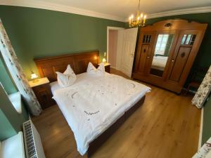 Tempat tidur dalam kamar di Suite im Limonadenhaus - adults only