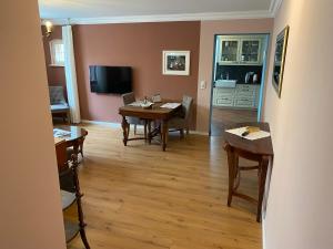 Suite im Limonadenhaus - adults only في لوبنو: غرفة معيشة مع طاولة وغرفة طعام