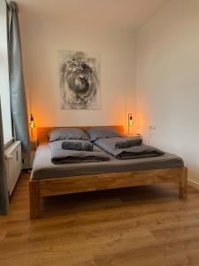 Bett in einem Zimmer mit zwei Lampen an der Wand in der Unterkunft Residenz am Kurpark - Ferienwohnungen in zentraler Lage I Privatparkplatz in Bad Rothenfelde