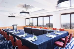 una sala de conferencias con una mesa larga y sillas en Grand Hyatt San Francisco Union Square, en San Francisco