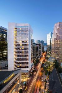 Blick auf eine Stadt mit Gebäuden und Verkehr in der Unterkunft Hyatt Regency Vancouver in Vancouver