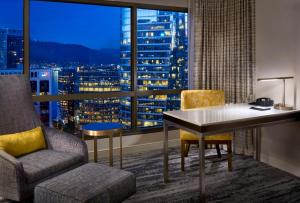 溫哥華的住宿－溫哥華凱悅酒店，客房设有书桌、椅子和窗户。