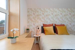 ein kleines Schlafzimmer mit einem Bett und einem Fenster in der Unterkunft Host Wise - Central Duplex House - Terrace in Vila Nova de Gaia