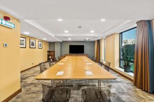 een grote vergaderzaal met een lange tafel en stoelen bij Hampton by Hilton Cluj-Napoca in Cluj-Napoca