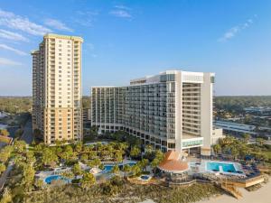 una vista aérea de un complejo con 2 edificios altos en Royale Palms Condominiums en Myrtle Beach