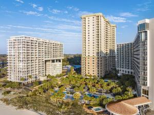 eine Luftansicht eines Resorts mit hohen Gebäuden in der Unterkunft Royale Palms Condominiums in Myrtle Beach