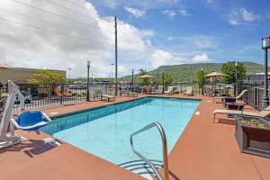 uma grande piscina com cadeiras em Best Western Kimball Inn em Kimball