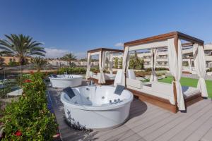 un complejo con 3 bañeras en una terraza en Barceló Corralejo Bay - Adults Only en Corralejo