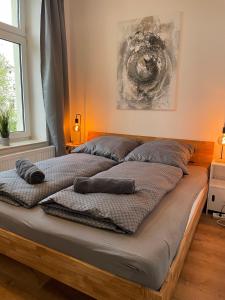 ein großes Bett mit Kissen darauf in einem Zimmer in der Unterkunft Residenz am Kurpark - Ferienwohnungen in zentraler Lage I Privatparkplatz in Bad Rothenfelde