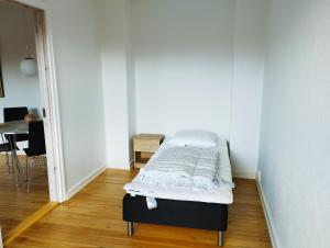 1 dormitorio pequeño con 1 cama en una habitación en id201 Vinkelvej 19 1sal th, en Varde