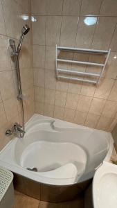 考波什堡的住宿－Kiss Vendégház 1.，带浴缸的浴室和卫生间