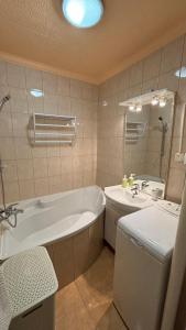 考波什堡的住宿－Kiss Vendégház 1.，带浴缸和盥洗盆的浴室