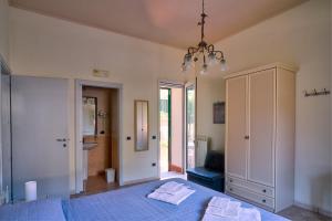 ein Schlafzimmer mit einem blauen Bett und einem Kronleuchter in der Unterkunft Casa Vacanze Il Gatto Rosso in Trecase