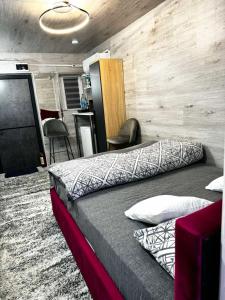 een slaapkamer met 2 bedden en een tv. bij Мини отель in Chişinău