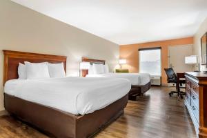 Кровать или кровати в номере Econo Lodge Moss Point - Pascagoula