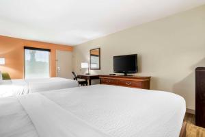 Habitación de hotel con 2 camas y TV de pantalla plana. en Econo Lodge Moss Point - Pascagoula, en Moss Point