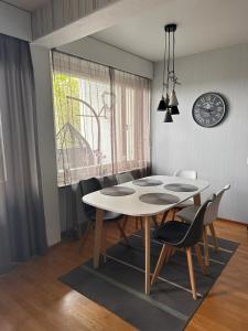 comedor con mesa blanca y sillas en Lakeview central residence, en Savonlinna