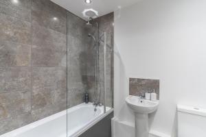 ein Badezimmer mit einer Badewanne und einem Waschbecken in der Unterkunft Host & Stay - 36 Waterside Place in Taunton